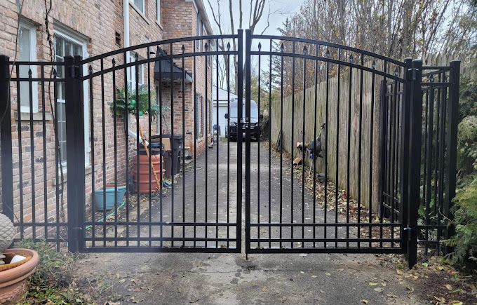 Aluminum black gate installation
