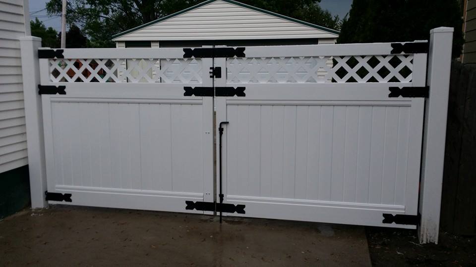 White vinyl, double swing gate with upper lattice
