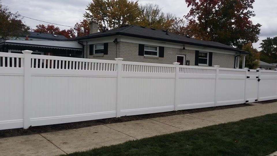 White privacy fence, 6ft with picket top